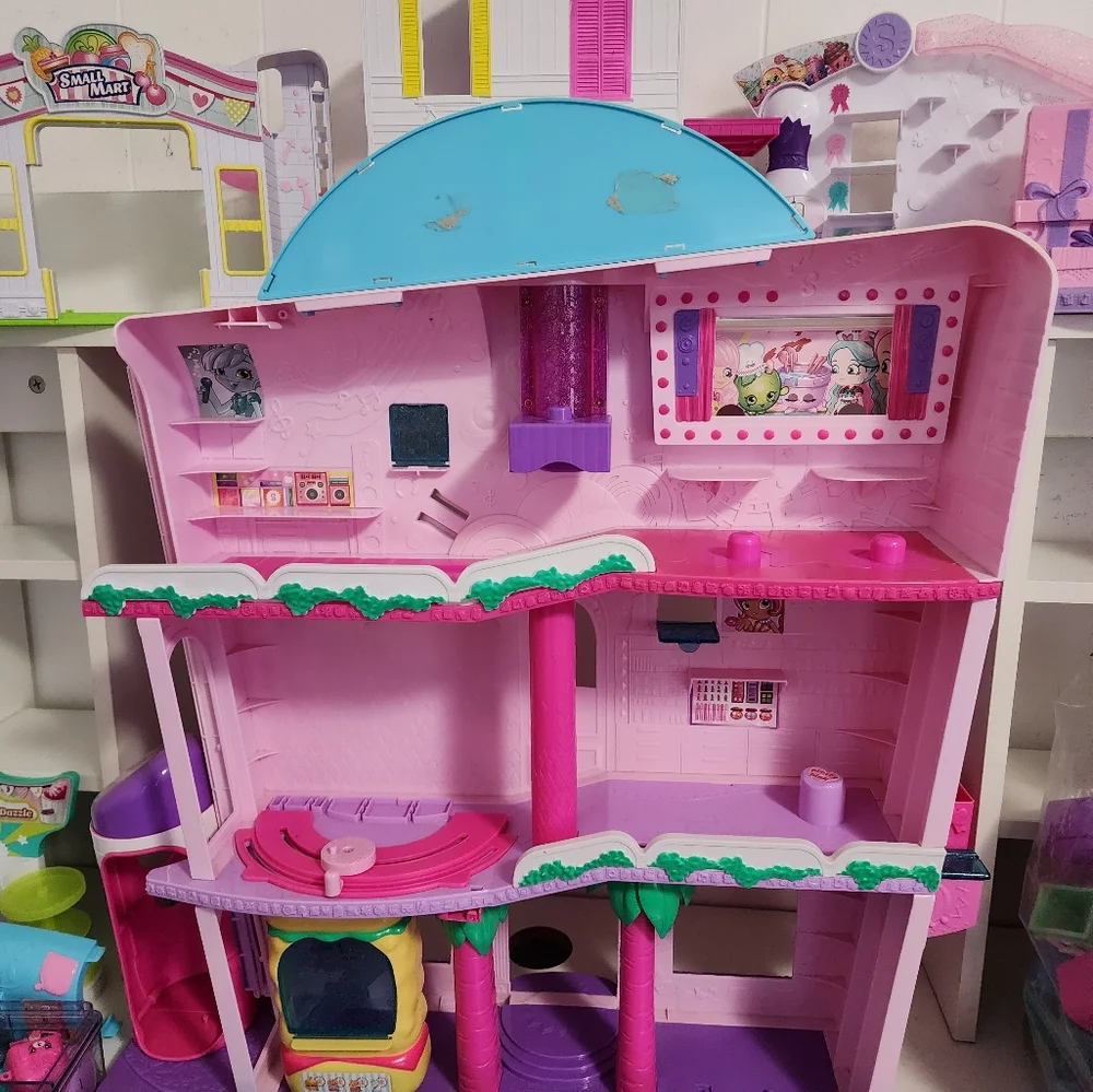 Shopkins Shopville Super Mall Playset with Huge Lot of Accessories - Picture 11 of 16